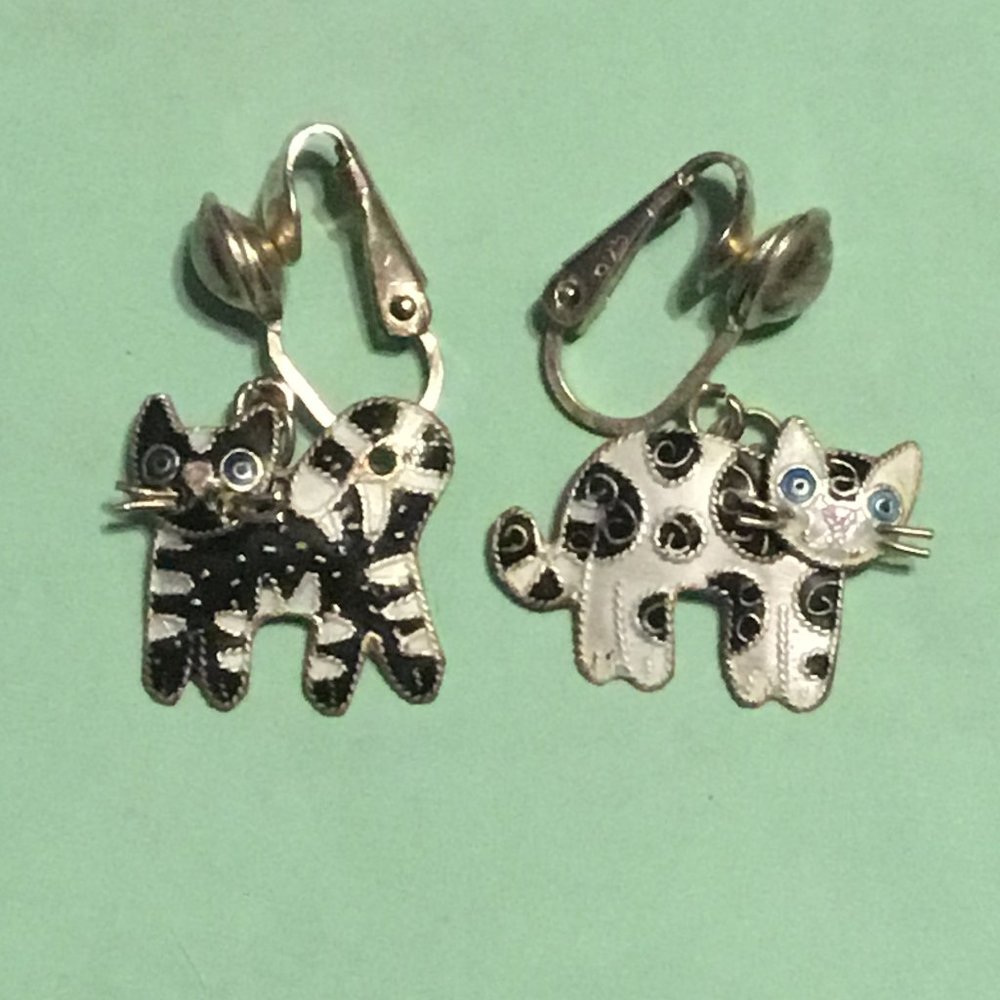 Very lovely Zarah sterling silver enamel cloisonné cat clip on earrings